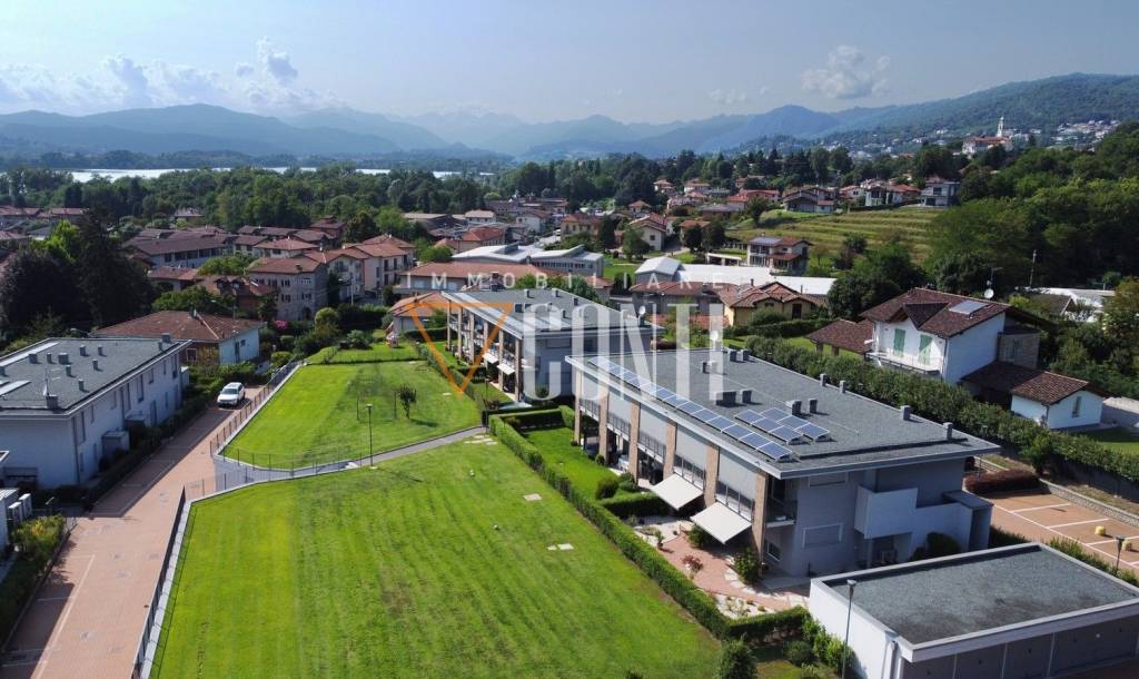 appartamento in vendita a Gavirate in zona Oltrona al Lago
