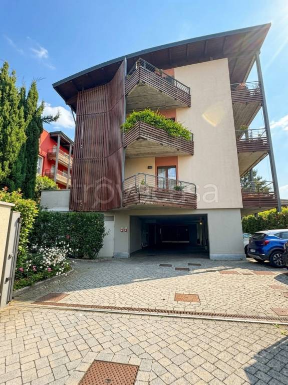 appartamento in vendita a Gavirate in zona Voltorre