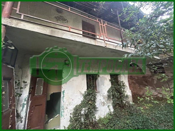 casa indipendente in vendita a Gavirate in zona Oltrona al Lago
