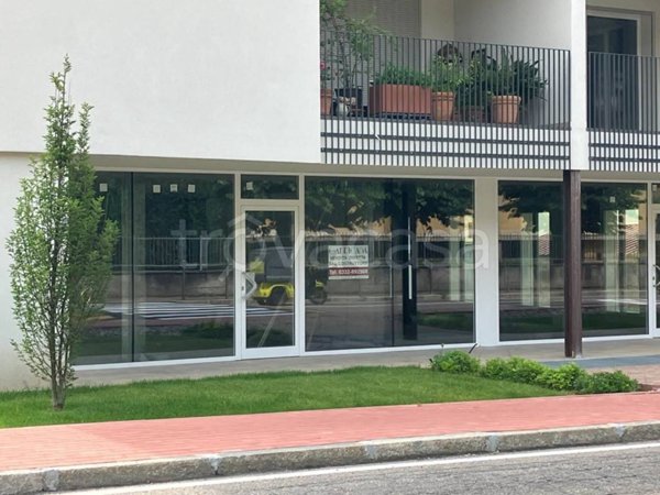 negozio in vendita a Gazzada Schianno