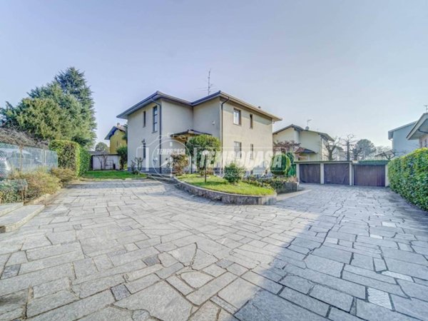 casa indipendente in vendita a Gazzada Schianno