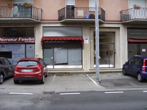 negozio in vendita a Gazzada Schianno