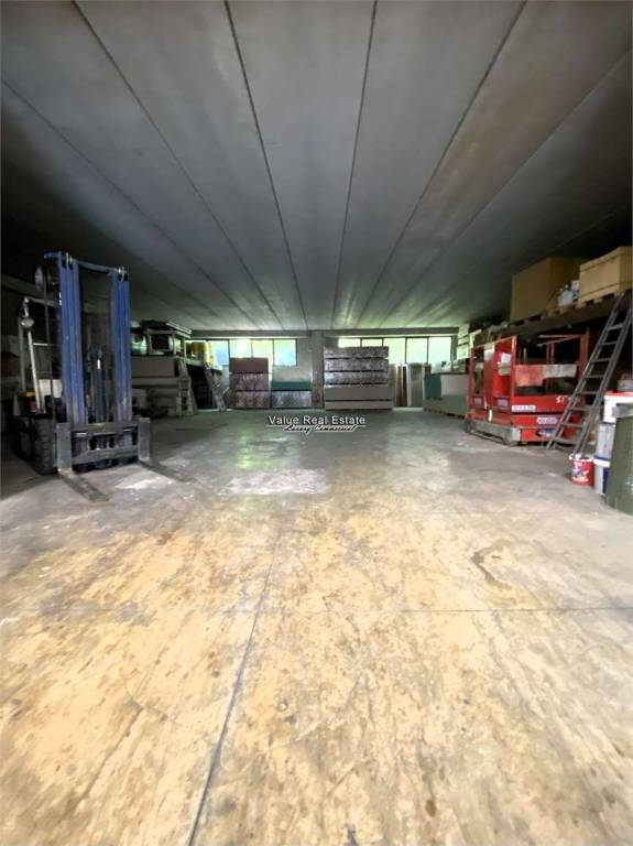 locale commerciale in vendita a Gazzada Schianno