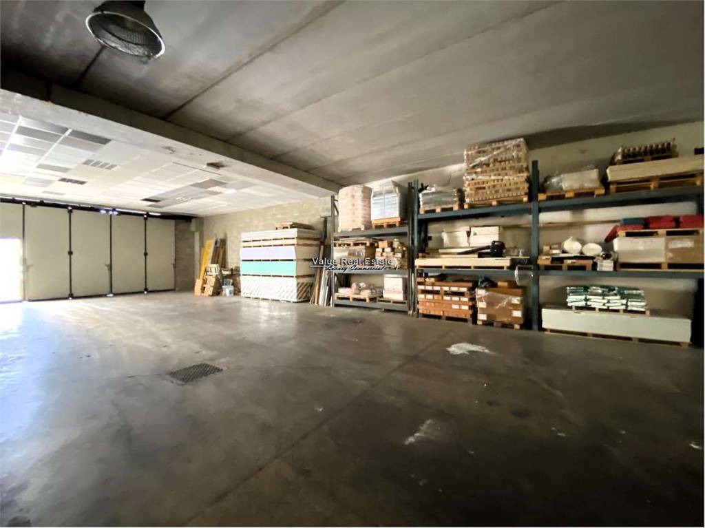 locale commerciale in vendita a Gazzada Schianno