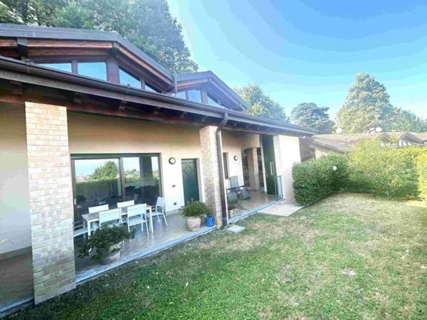 casa indipendente in vendita a Gazzada Schianno
