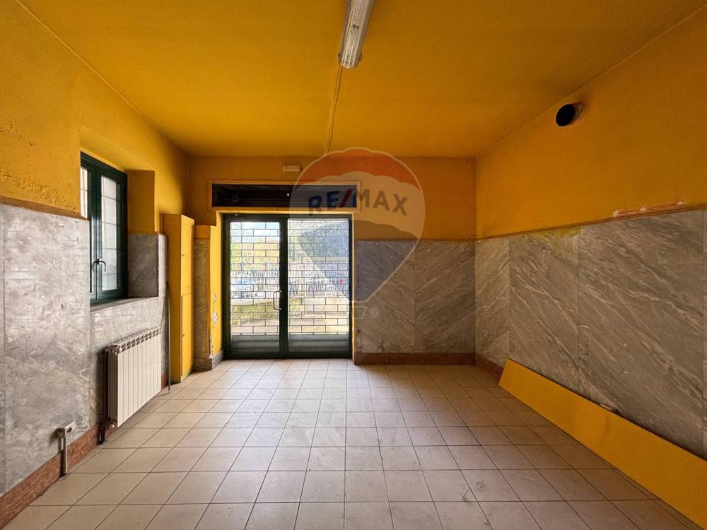 negozio in vendita a Gazzada Schianno