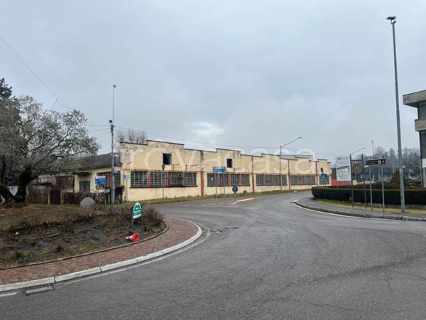 locale commerciale in vendita a Gazzada Schianno