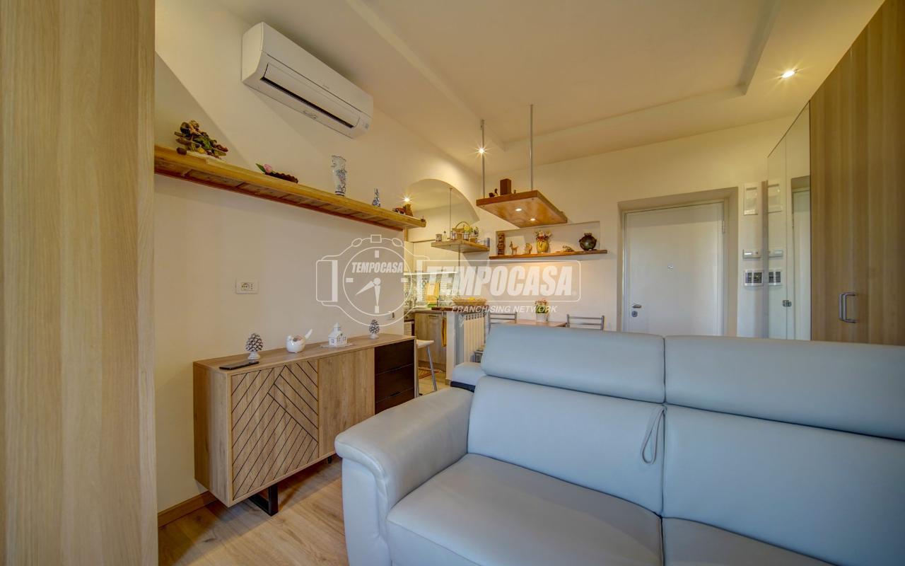 appartamento in vendita a Gazzada Schianno