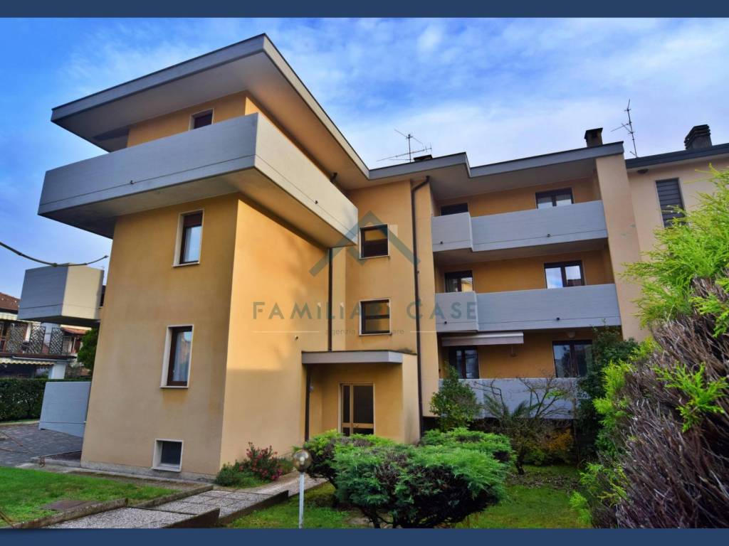 appartamento in vendita a Gazzada Schianno