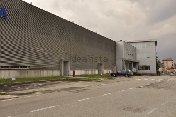 locale di sgombero in vendita a Gazzada Schianno