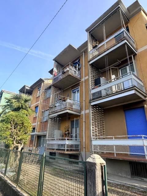 appartamento in vendita a Gazzada Schianno