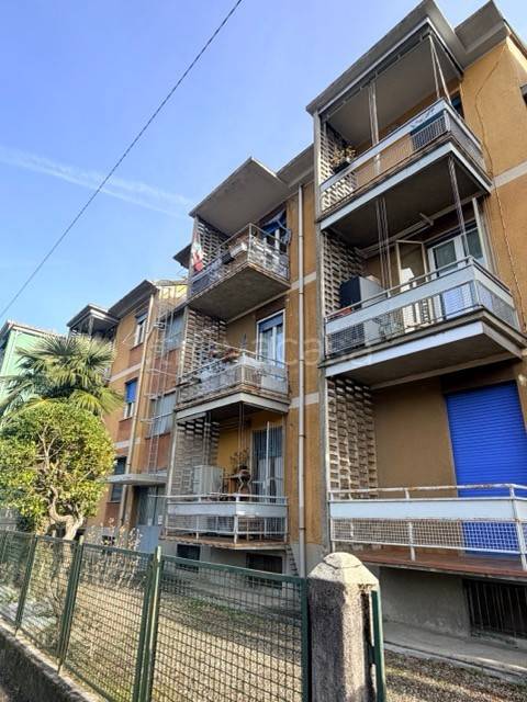 appartamento in vendita a Gazzada Schianno