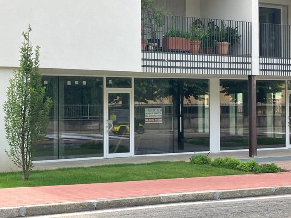 negozio in vendita a Gazzada Schianno