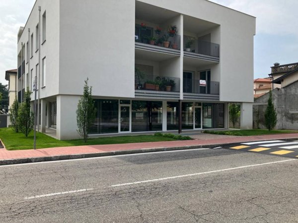 negozio in vendita a Gazzada Schianno