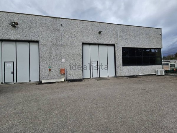 capannone in vendita a Gazzada Schianno