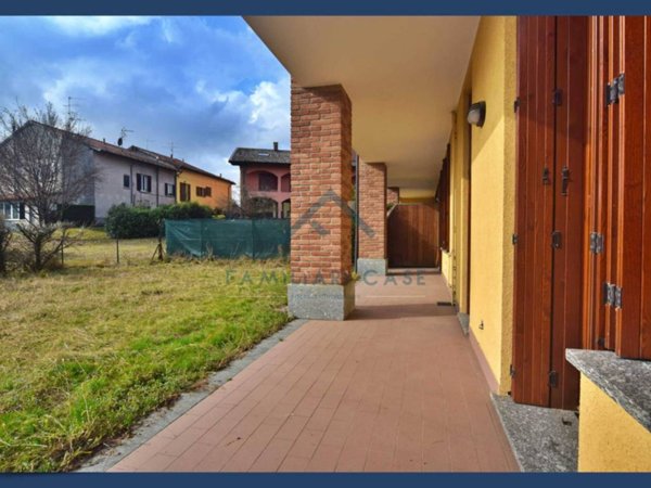 appartamento in vendita a Gazzada Schianno