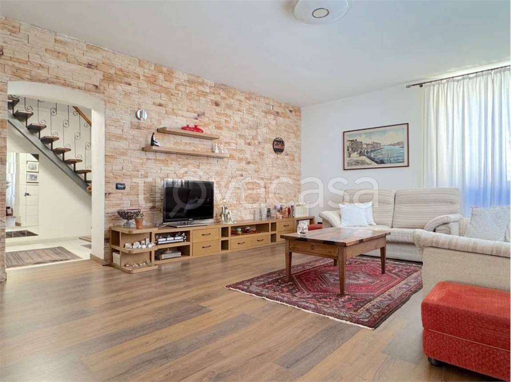 appartamento in vendita a Gazzada Schianno