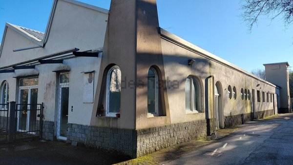 locale commerciale in vendita a Gazzada Schianno