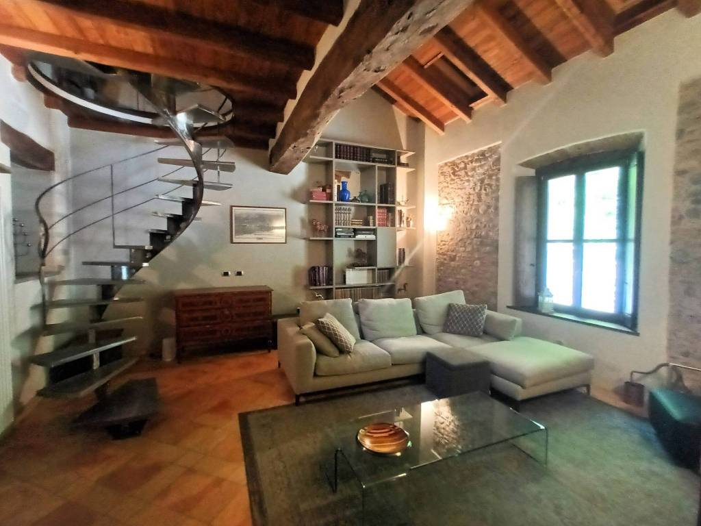 appartamento in vendita a Gazzada Schianno