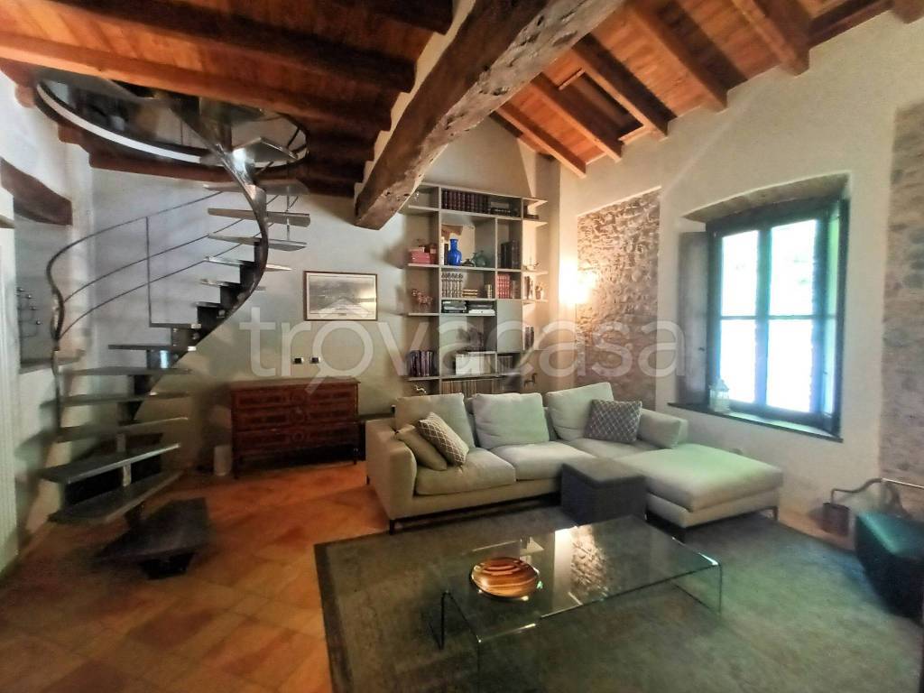 appartamento in vendita a Gazzada Schianno