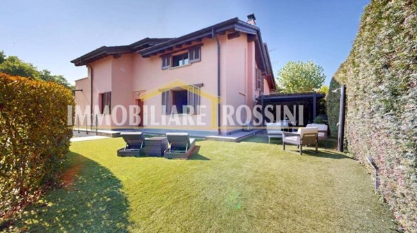 casa indipendente in vendita a Gazzada Schianno