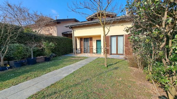 casa indipendente in vendita a Gazzada Schianno