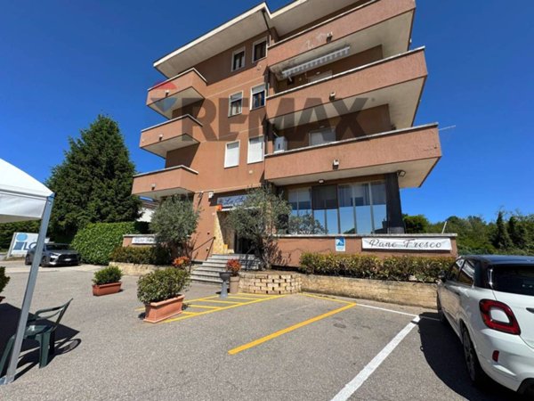 negozio in vendita a Gazzada Schianno