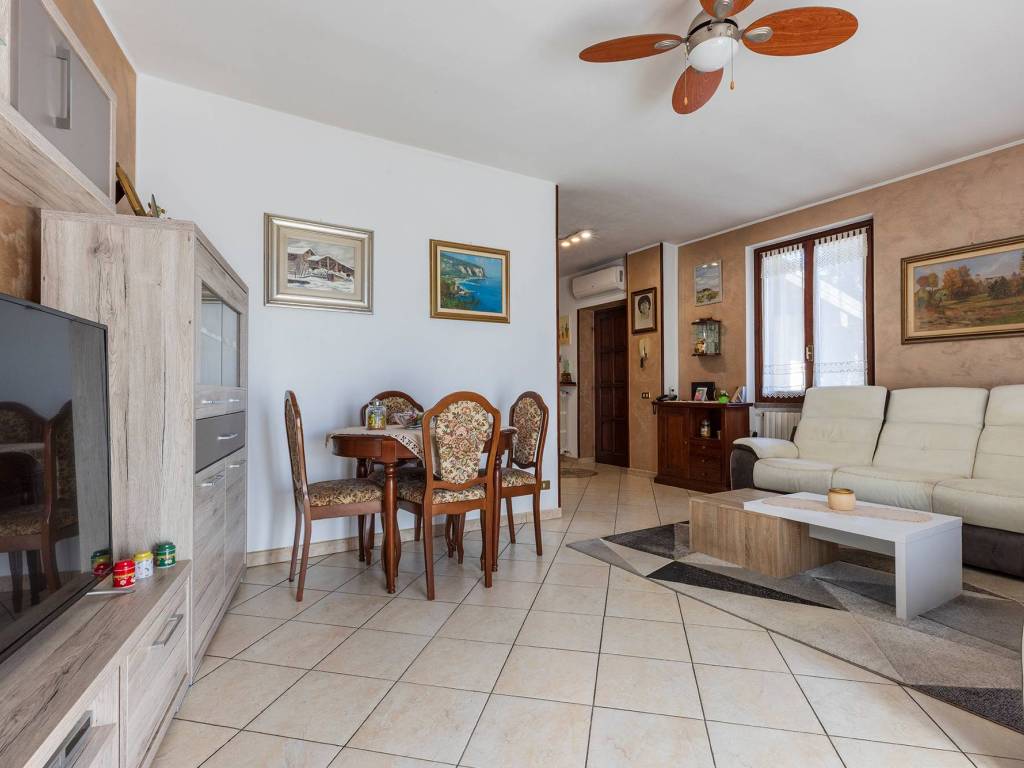 casa indipendente in vendita a Gazzada Schianno