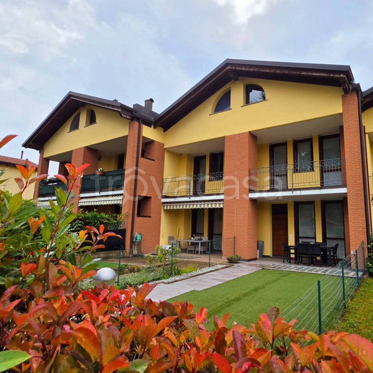 casa indipendente in vendita a Gazzada Schianno