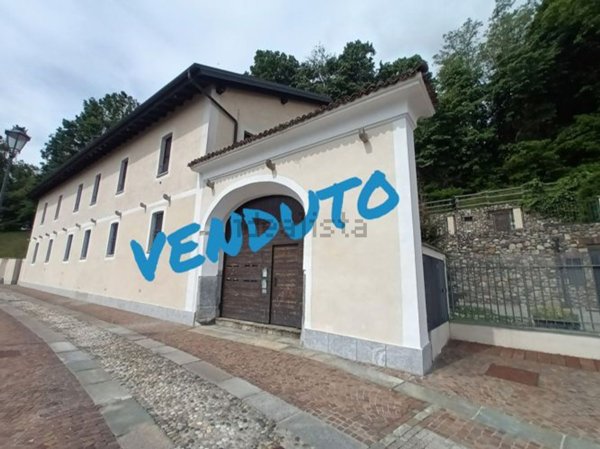 appartamento in vendita a Gazzada Schianno