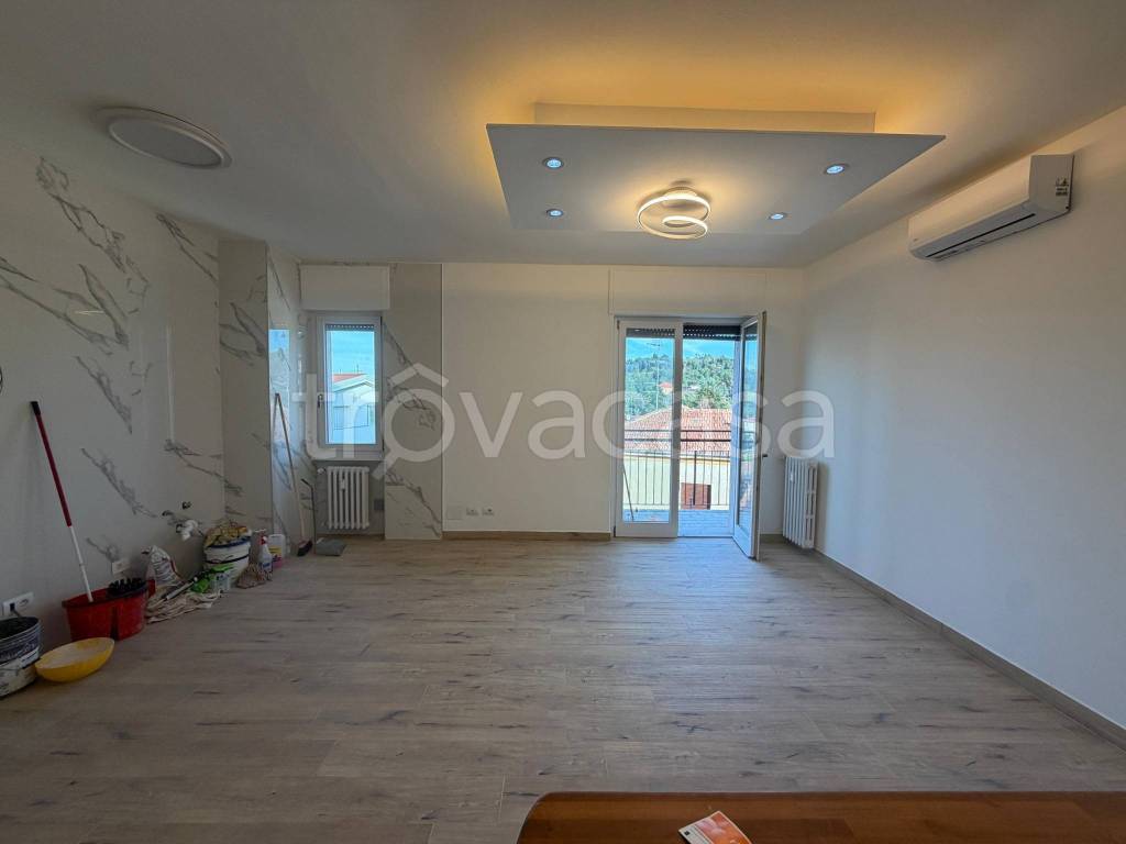 appartamento in vendita a Gazzada Schianno