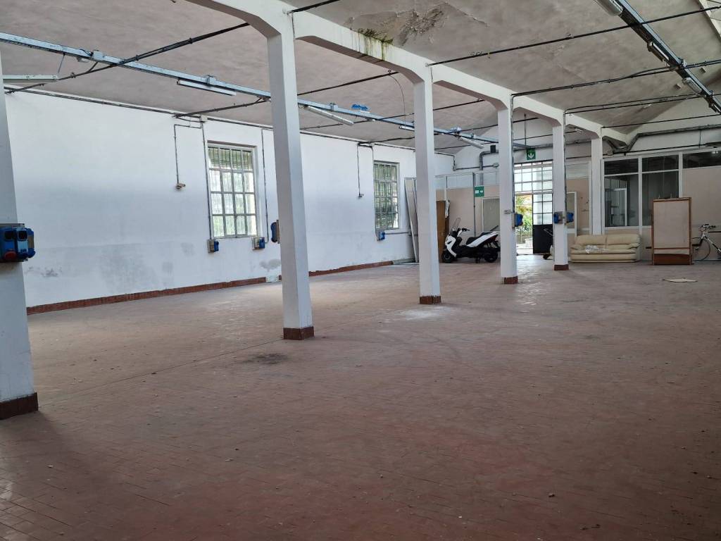 locale commerciale in vendita a Gazzada Schianno