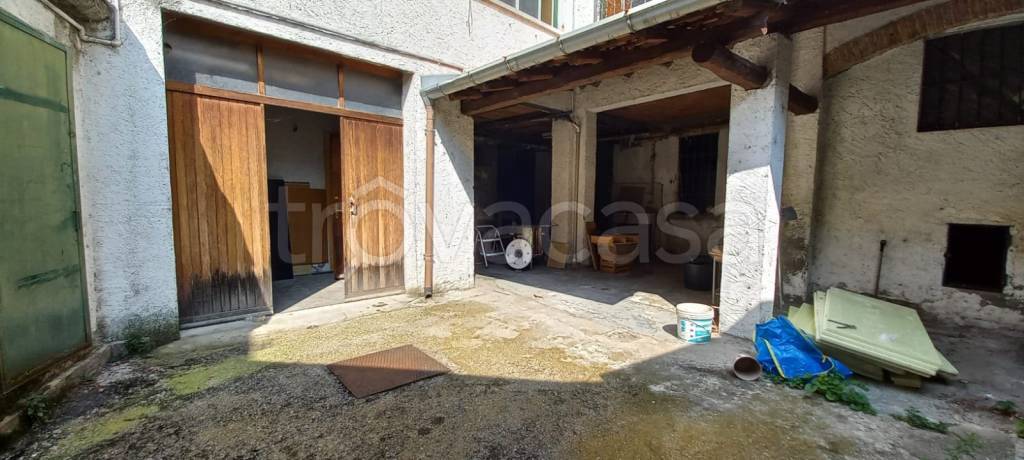 casa indipendente in vendita a Gemonio