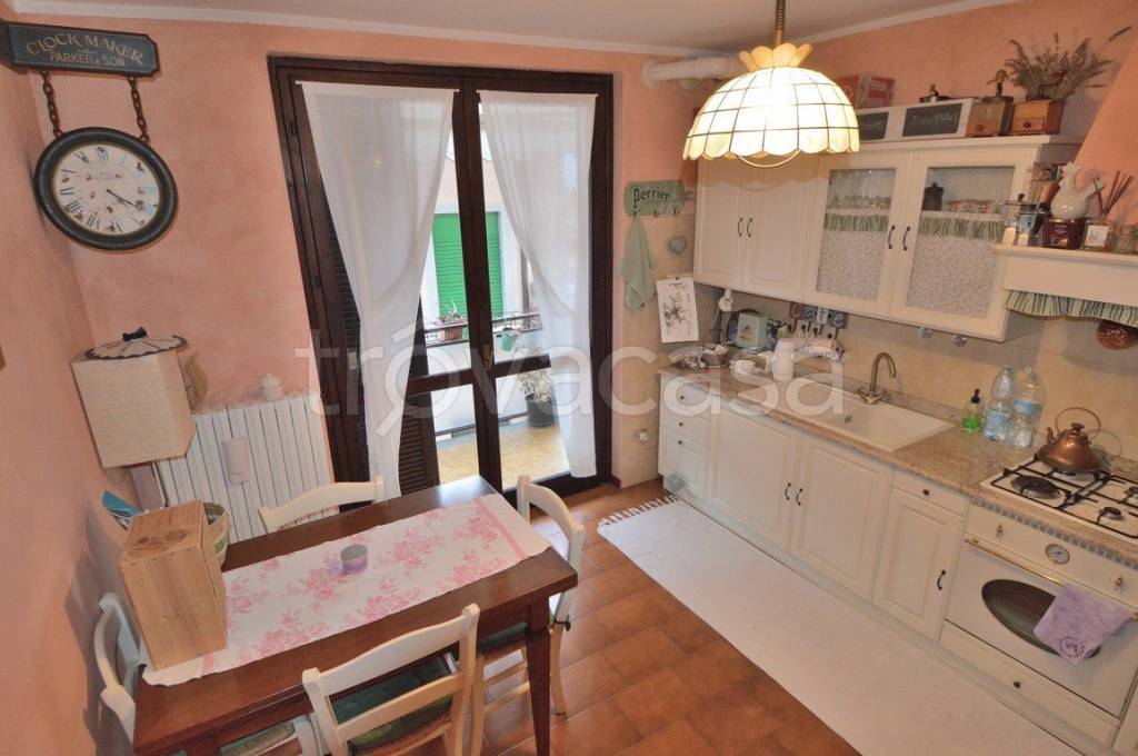 casa indipendente in vendita a Gemonio