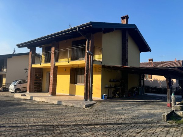 casa indipendente in vendita a Gemonio