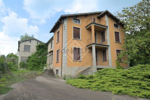 villa in vendita a Gemonio