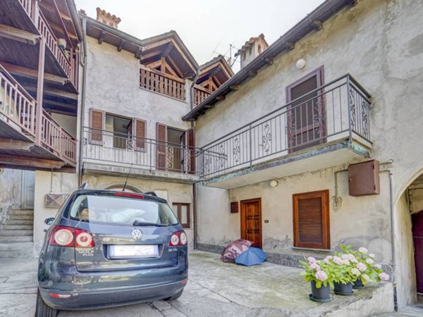 casa indipendente in vendita a Gemonio