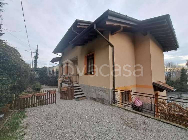 casa indipendente in vendita a Gemonio