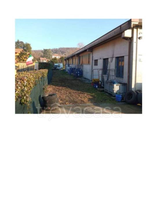 locale commerciale in vendita a Gemonio