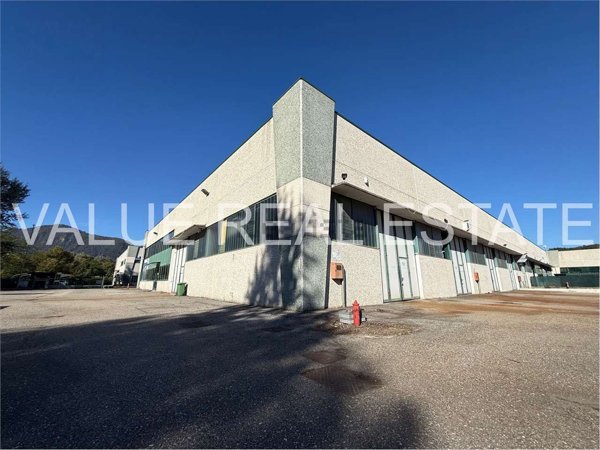 locale commerciale in vendita a Gemonio