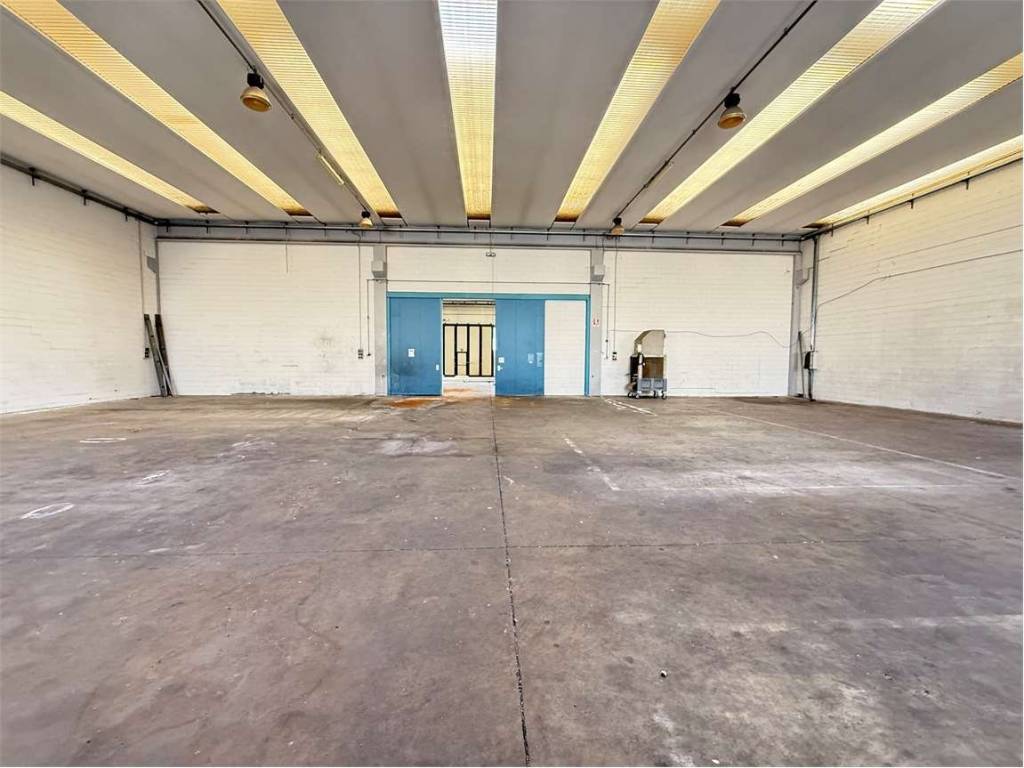 locale di sgombero in vendita a Gemonio