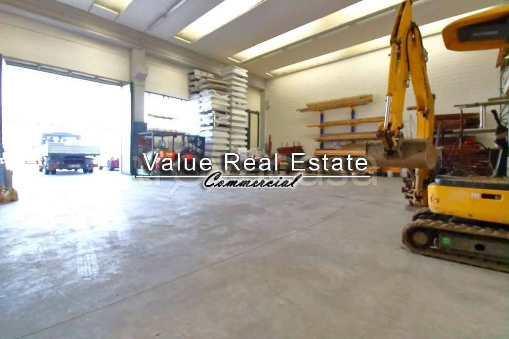 locale commerciale in vendita a Gemonio