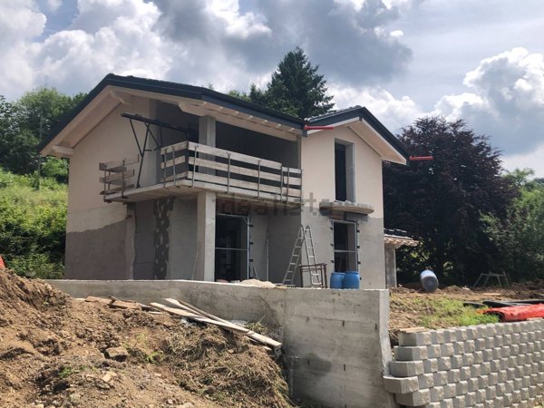 casa indipendente in vendita a Gemonio