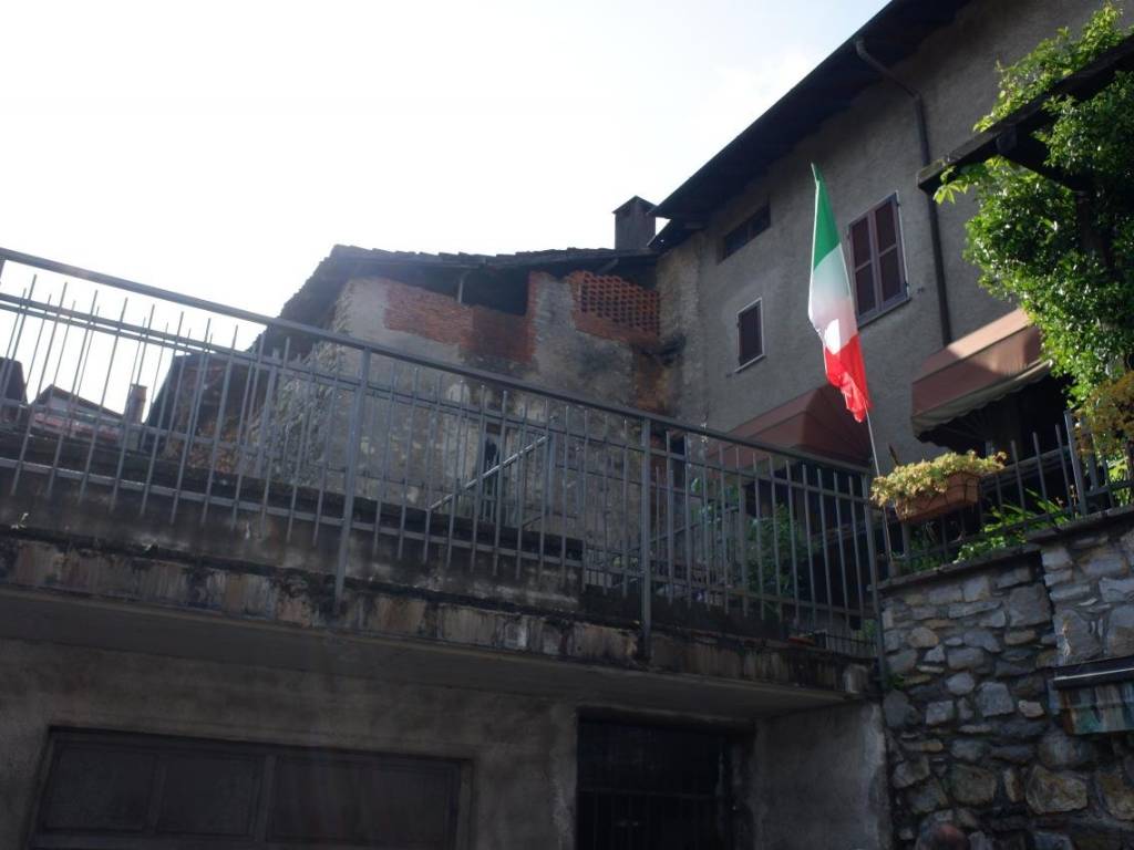 intera palazzina in vendita a Gemonio