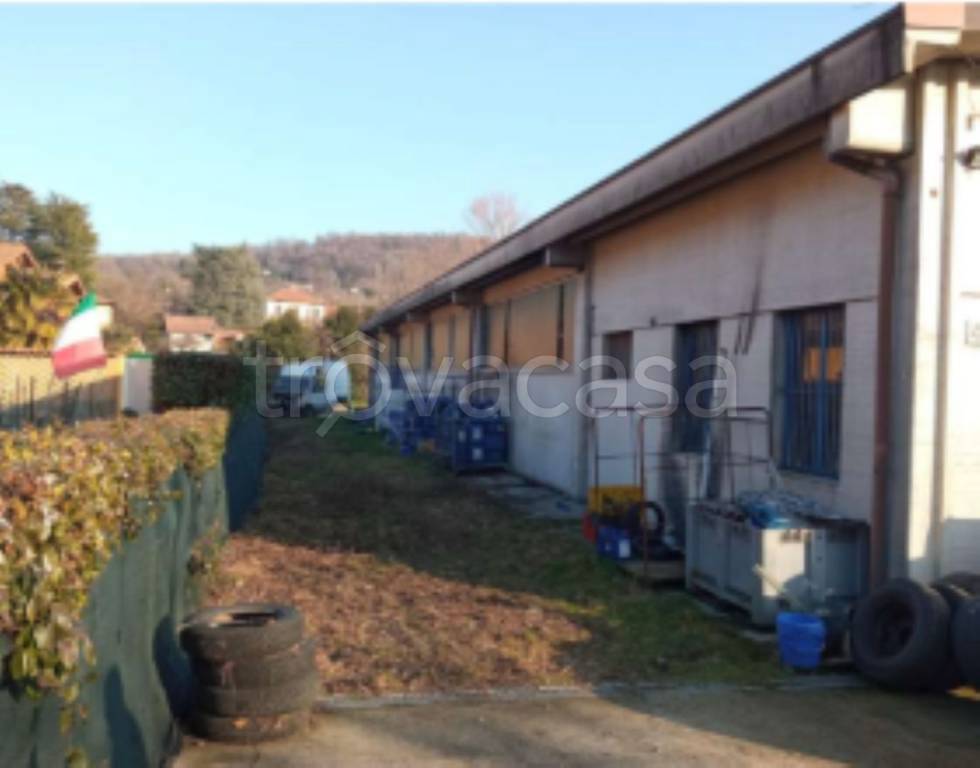 locale commerciale in vendita a Gemonio