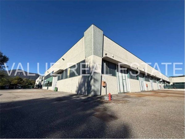 locale commerciale in vendita a Gemonio