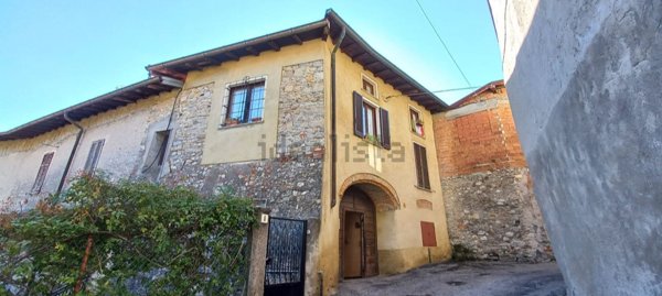 casa indipendente in vendita a Gemonio