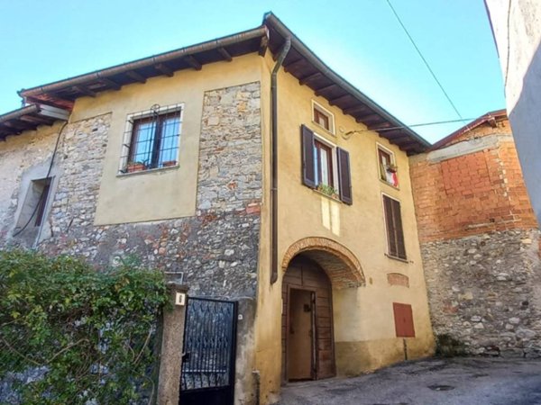 casa indipendente in vendita a Gemonio