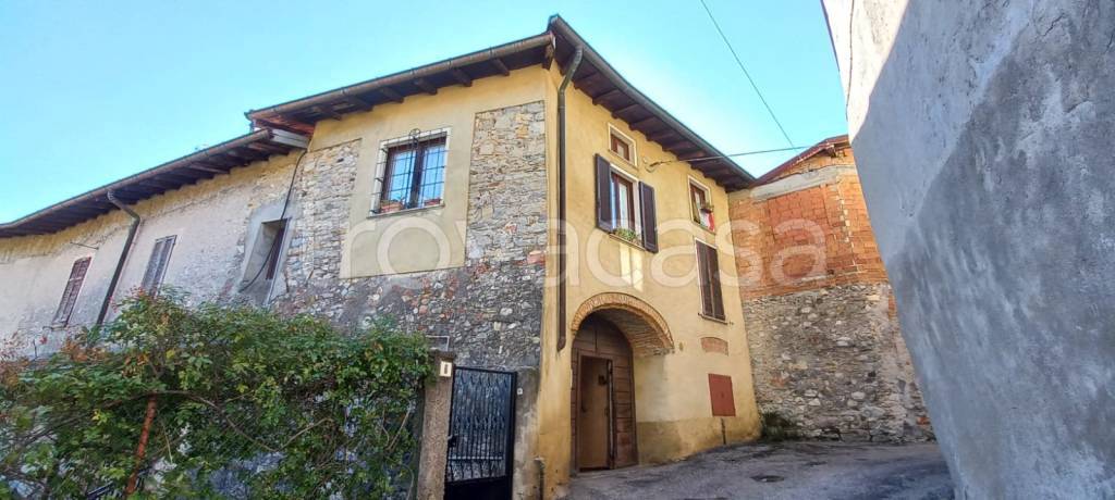 casa indipendente in vendita a Gemonio