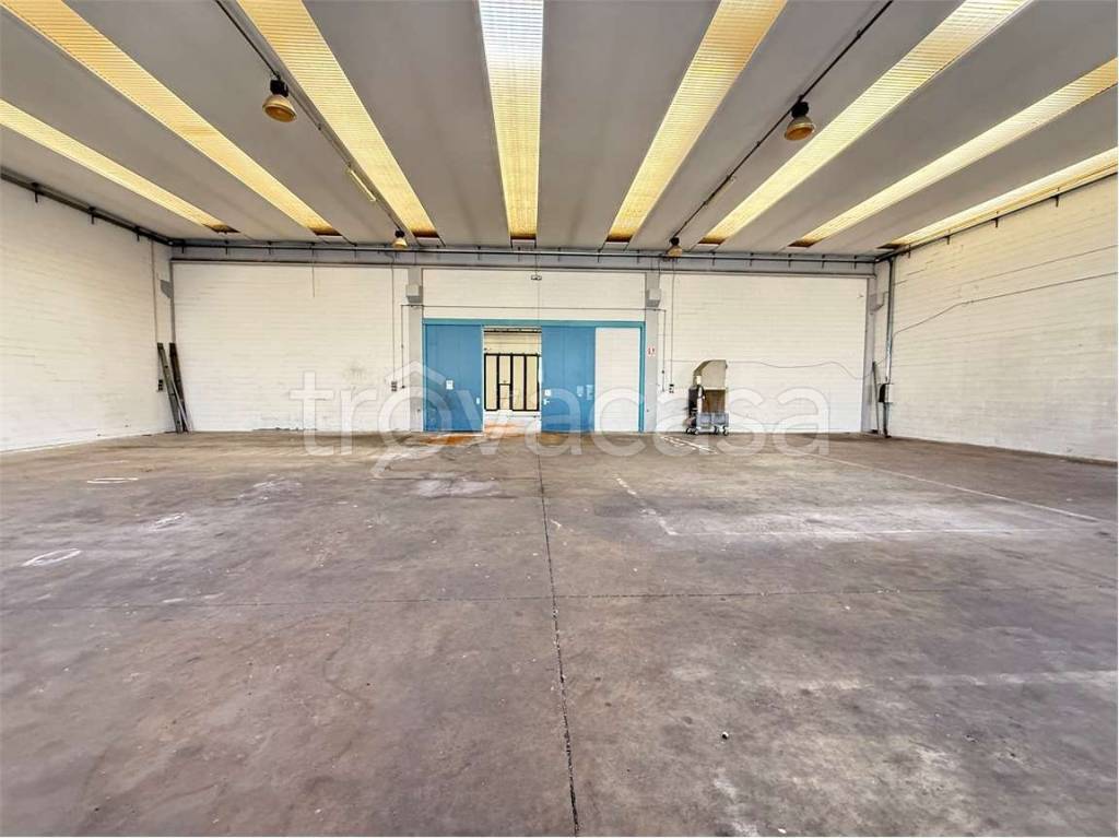 locale di sgombero in vendita a Gemonio